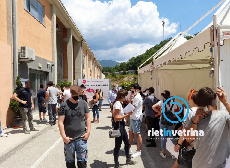 Interminabili code all’ex Bosi per i vaccini anti-Covid, scoppia la protesta
