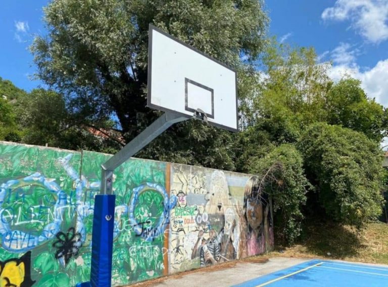 Vandalizzato il campetto da basket della zona Residenziale