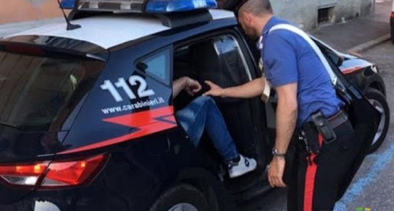 Straniero picchia moglie e figlia per un rifiuto della donna ad avere un rapporto intimo