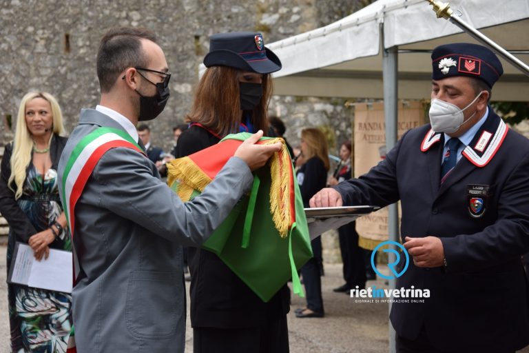 Associazione Nazionale Carabinieri di Longone Sabino, consegnata la bandiera della Repubblica al presidente Augusto Capponi