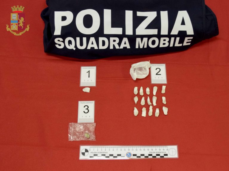 Coppia di fidanzati continua a spacciare dopo l’arresto. Lui tradotto in carcere e lei agli arresti domiciliari