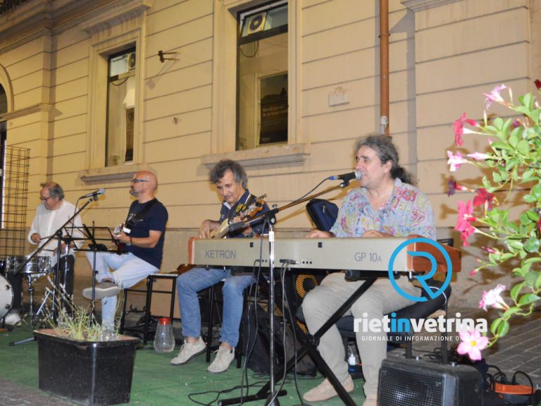 “Luglio suona bene”, uno strabordante Mario Donatone anima via Garibaldi. E stasera 23 luglio la musica dei N.A.M. – LE FOTO