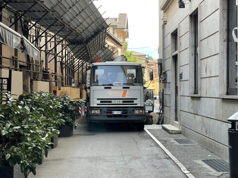 Tubo dell’acqua rotto in via Sant’Agnese.  Operai APS al lavoro