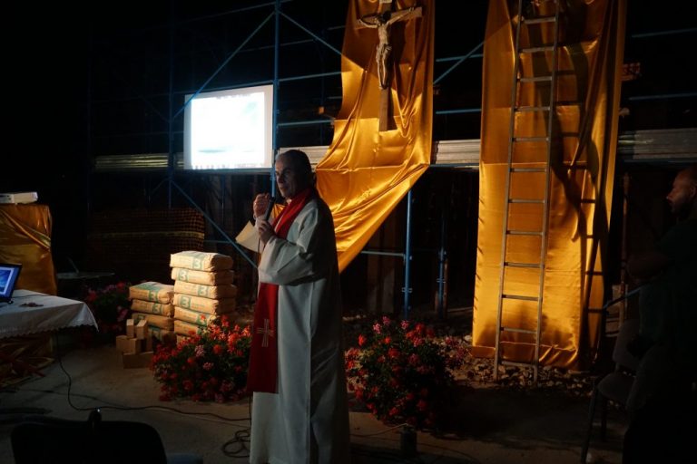 Grisciano a 5 anni dal terremoto: “Risorgeremo” tra le lamiere del cantiere. Ora bisogna crederci