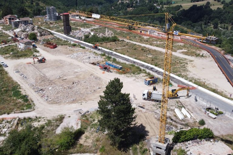 Svetta la prima gru nella “zona rossa” di Amatrice centro