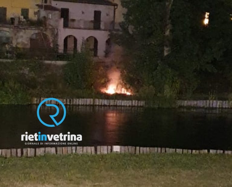 In fiamme un tratto del lungofiume Velino zona Ponte Romano