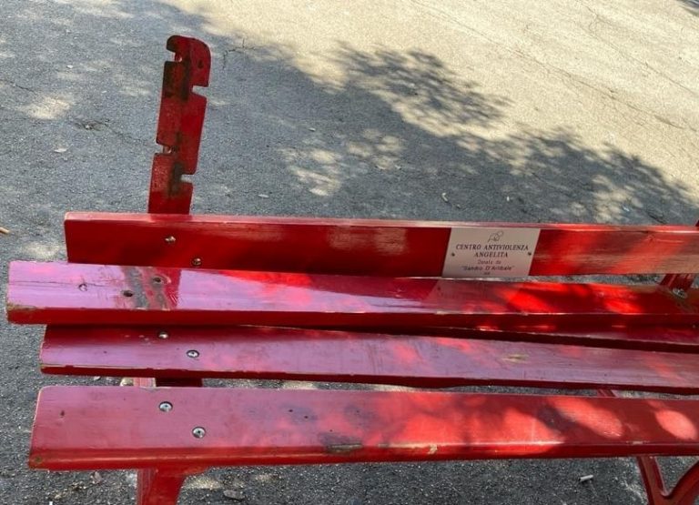 Panchina Rossa distrutta, Ramacogi: “Sfregio alla società. Solidarietà al Centro Angelita”