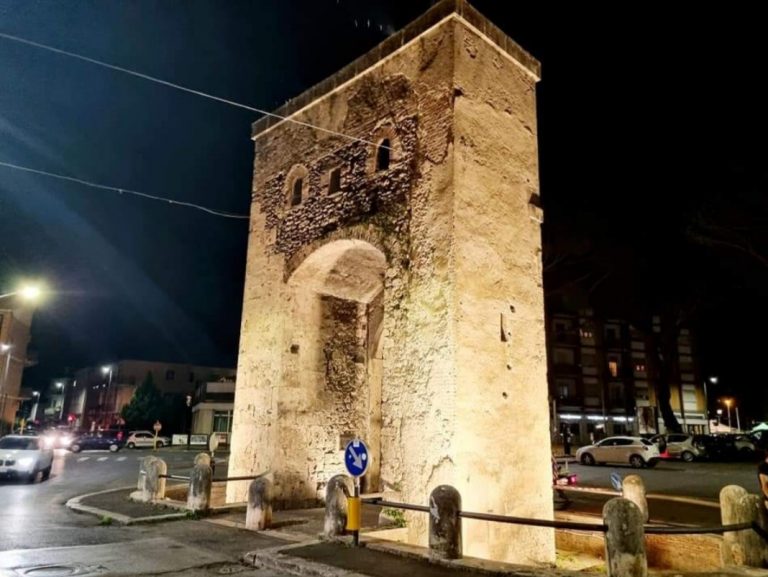Nuova illuminazione per Porta Romana e l’Esedra