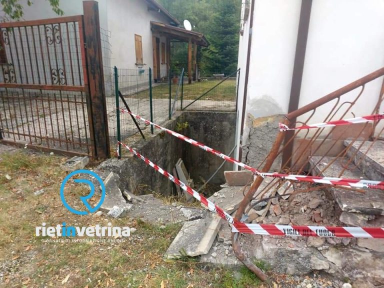 Auto termina la propria corsa contro un’abitazione in zona Canera. “Non è la prima volta, ora basta!”