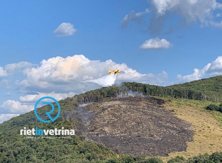 Incendio località Bersagli di Fara in Sabina, in azione anche un Canadair. Situazione buona