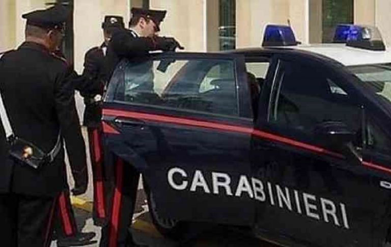 Pregiudicato incendia le macchine della sorella e del cognato. Arrestato dai Carabinieri