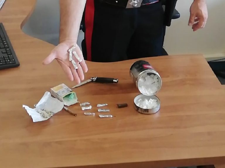 Carabinieri si recano a casa di un 43enne per una notifica e gli trovano della droga. Arrestato