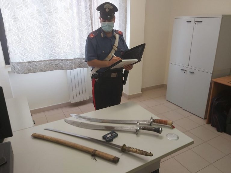 Prima si rifiuta di indossare la mascherina in un supermercato, poi aggredisce i clienti. Arrestato dai Carabinieri