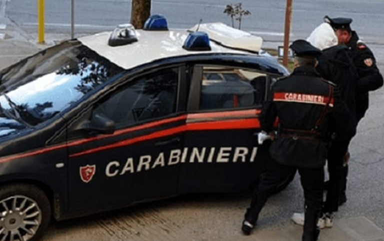 Piazza Oberdan, scazzottata tra due stranieri. Uno colpisce l’altro anche con una catena