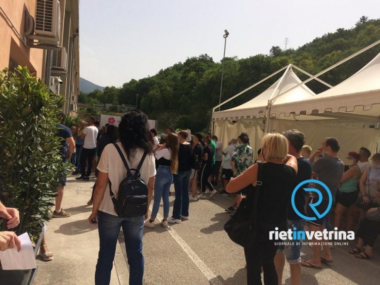 Rieti, ancora lunghe file sotto il sole per vaccinarsi