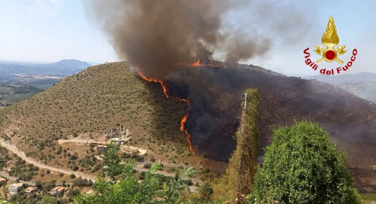 Incendi, Pompieri ancora attivi in zona Quattro Venti di Fara in Sabina con elicotteri e personale a terra