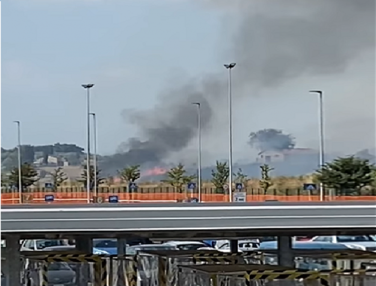 Pompieri intervengono per un incendio nella zona Industriale di Passo Corese