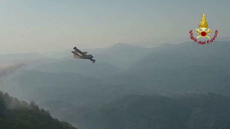 VIDEO – Canadair per fronteggiare le fiamme sulle montagne di Fiamignano