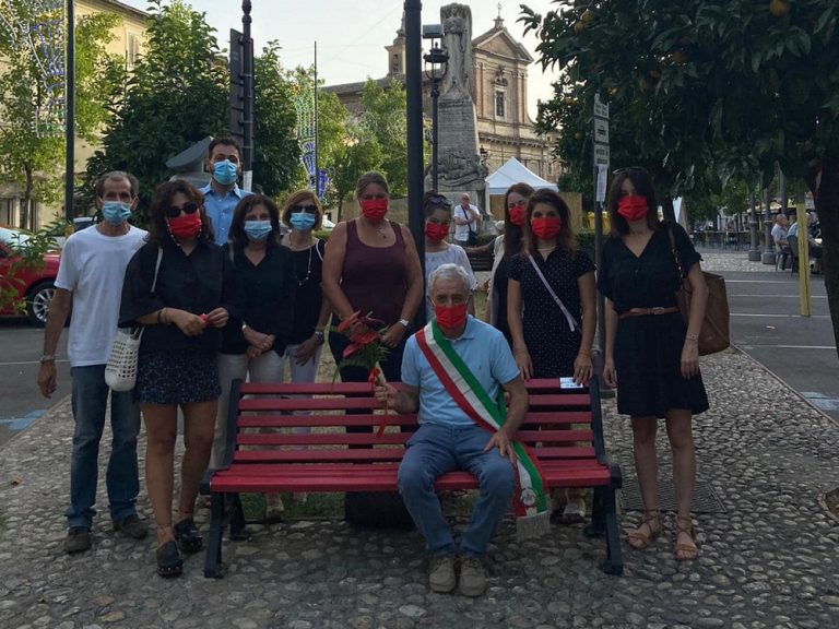 Una Panchina Rossa nella piazza centrale di Poggio Mirteto