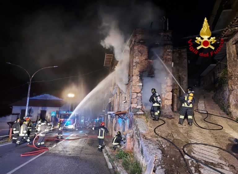 Appartamento su due piani distrutto dalle fiamme