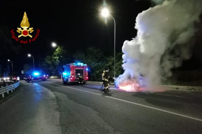 In via Nenni a fuoco un’auto. Sul posto i Pompieri