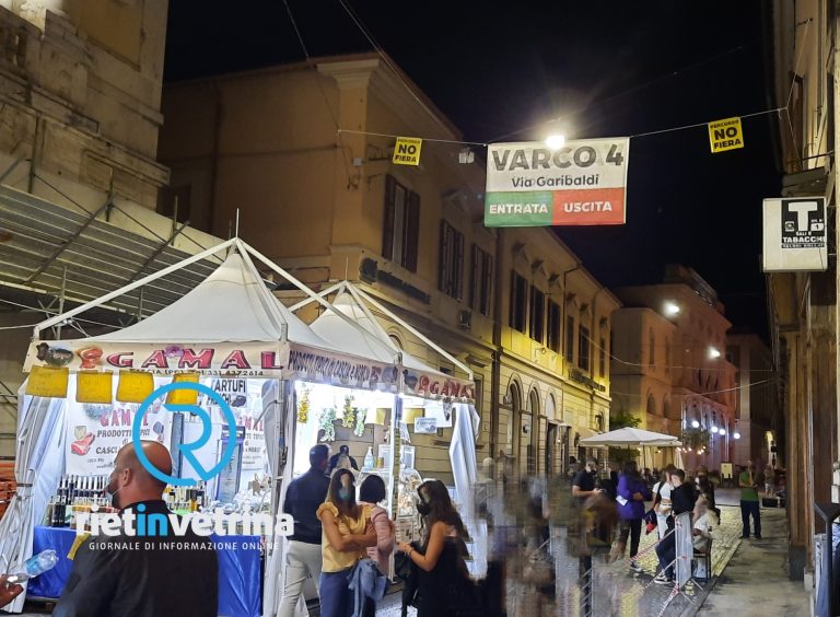 Fiera Peperoncino, troppe persone in piazza del Comune. Chiusi i varchi di accesso