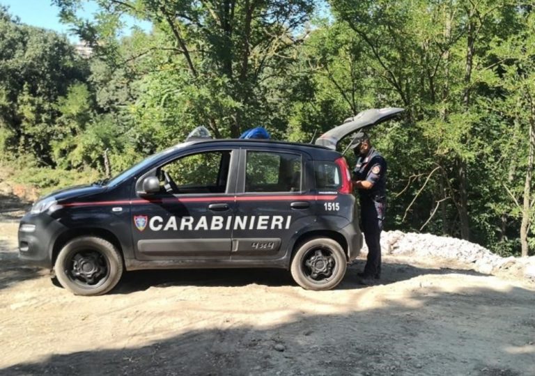 Carabinieri denunciano imprenditore edile per abbandono di rifiuti in un bosco