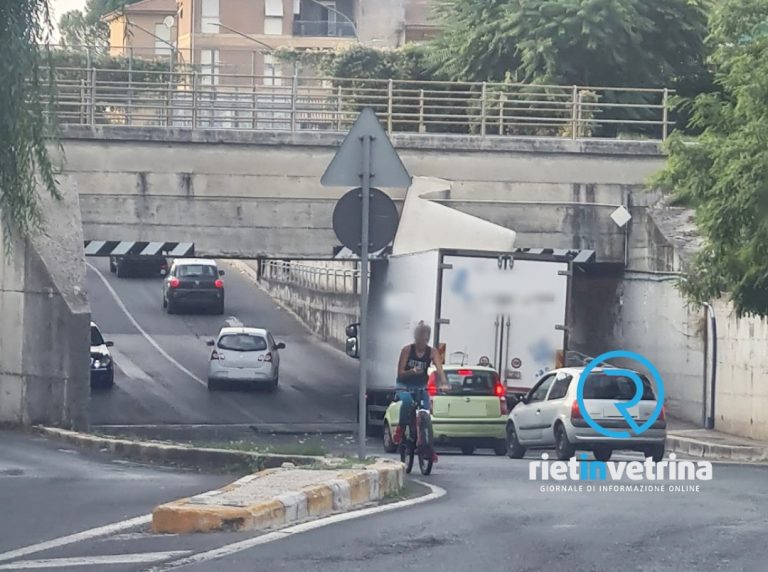 Rieti, camion rimane incastrato nel sottopasso adiacente la Questura
