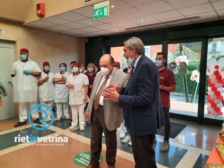 Il sindaco Cicchetti e l’assessore Emili all’inaugurazione del rinnovato Coop “I Cubi”