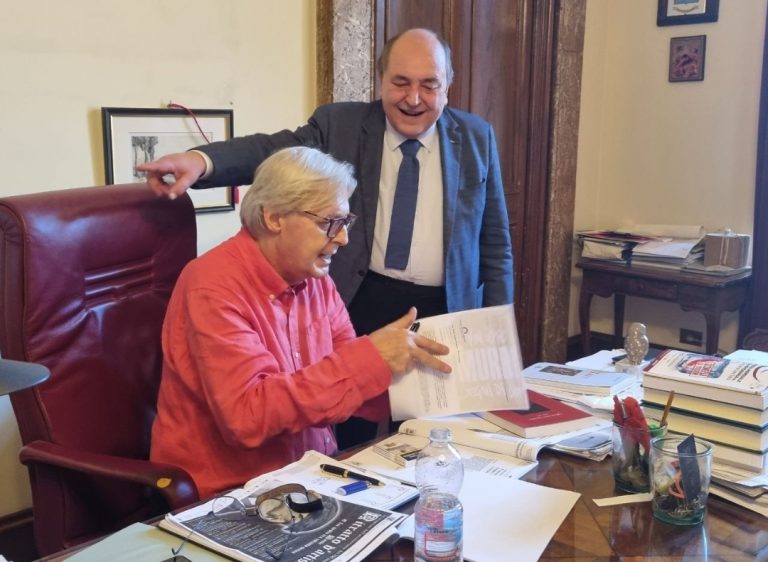 Sgarbi incontra il sindaco Cicchetti: “Complimenti per l’aula consiliare,  straordinaria”