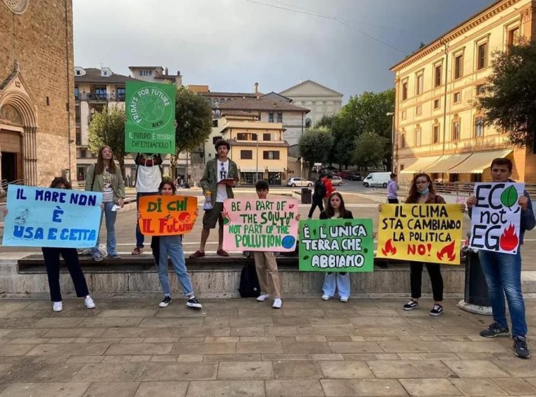 Clima, Friday For Future scende in piazza Mazzini: “La cop 26 opportunità e responsabilità”