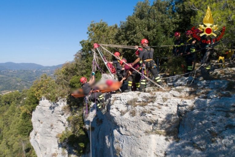 Cacciatori cadono in un burrone. Soccorsi dai Pompieri