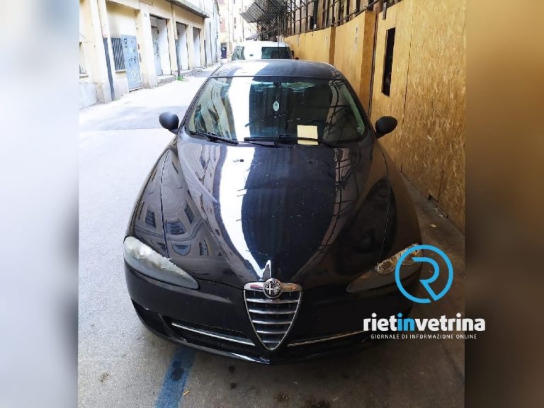 Municipale multa auto dei residenti di via S. Agnese parzialmente fuori dalle righe, ma c’è un cantiere che riduce gli spazi