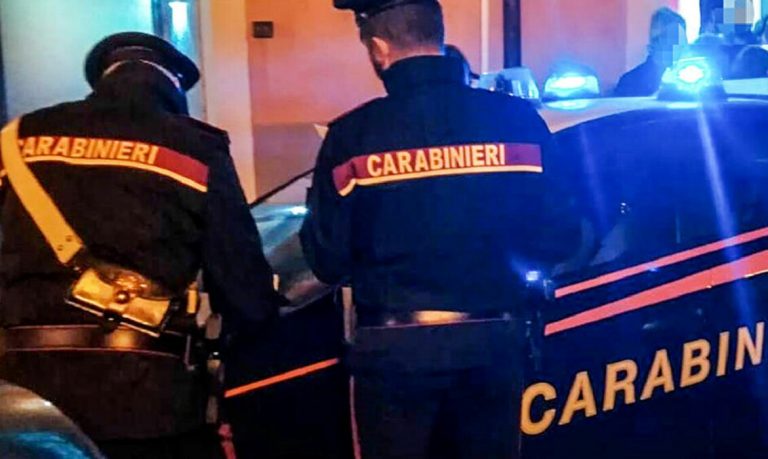 Offende i Carabinieri davanti agli amici. Denunciato 30enne