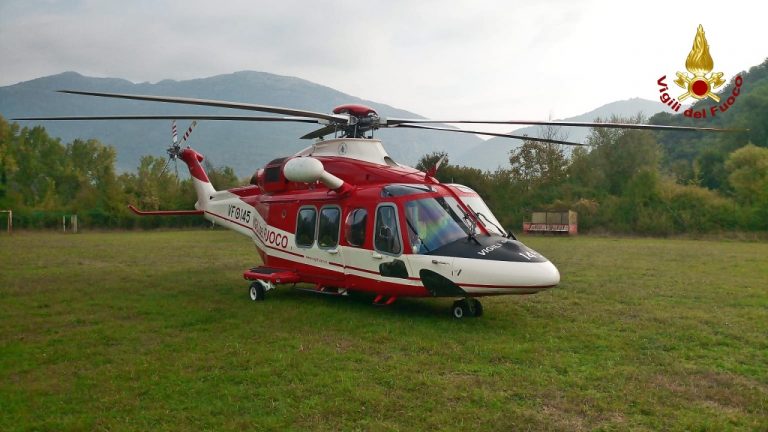 Elicottero dei Vigili del Fuoco recupera un cavallo in difficoltà