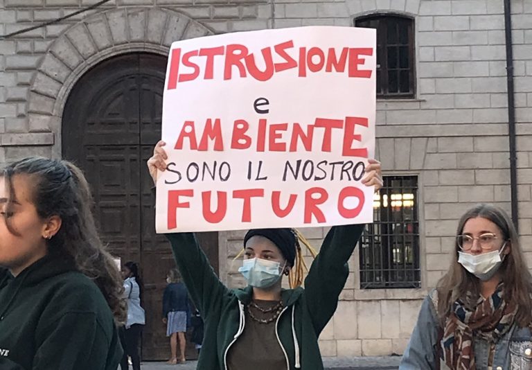 Riapertura scuole, manifestazione Rete Studenti Medi e Controvento: “Il futuro è nostro, ripartiamo da zero!”