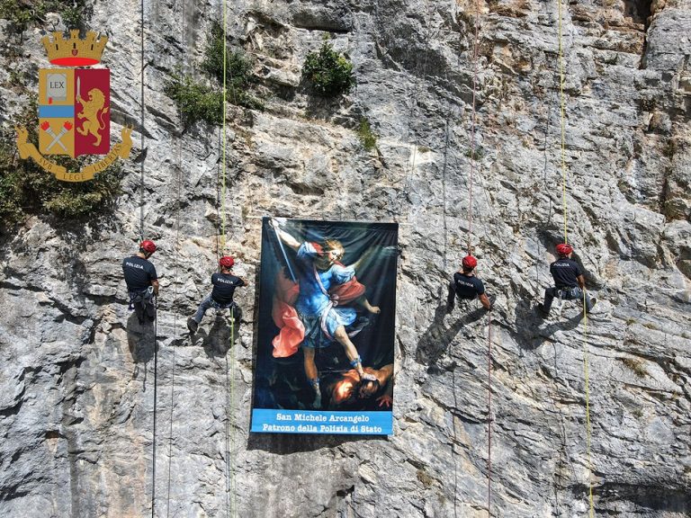 Festa della Polizia, installata gigantografia di san Michele Arcangelo nell’omonima grotta di  Monte San Giovanni in Sabina