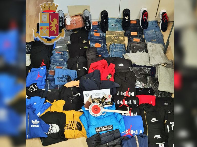 La Polizia stradale sequestra capi di abbigliamento contraffatti del valore di 10mila euro