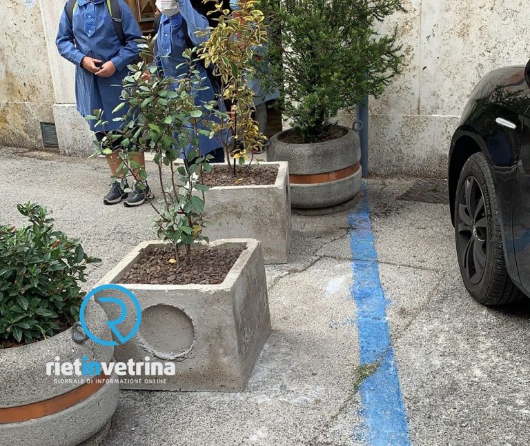 Scuola Bambin Gesù, ignoti spostano i vasi che proteggevano l’uscita dei bimbi dall’Istituto