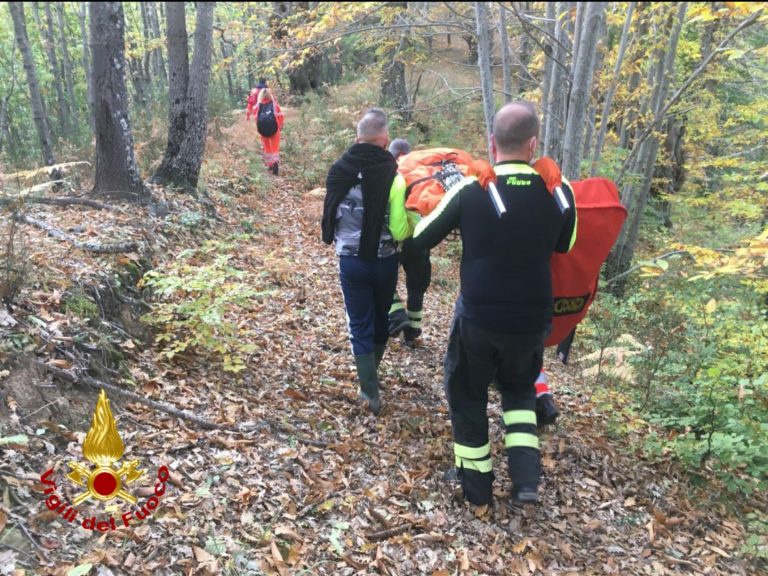 Cade mentre raccoglie castagne. Soccorsa da VVF e 118