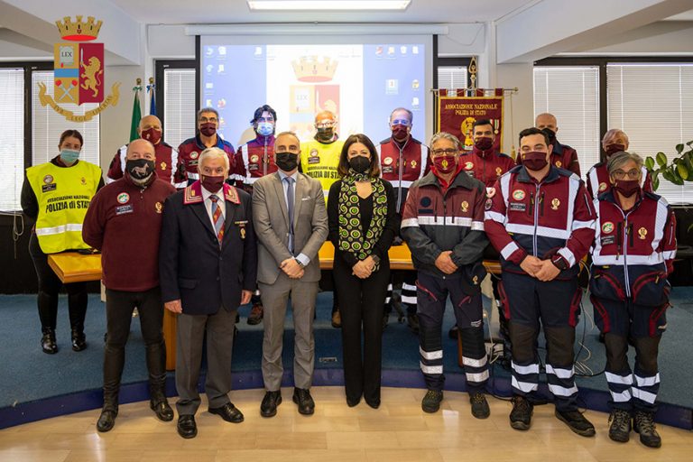 Il questore di Rieti Maria Luisa Di Lorenzo premia i volontari dell’Associazione Polizia di Stato