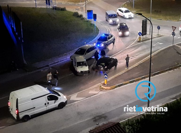 Tamponamento in via Ricci. Sul posto la Polizia