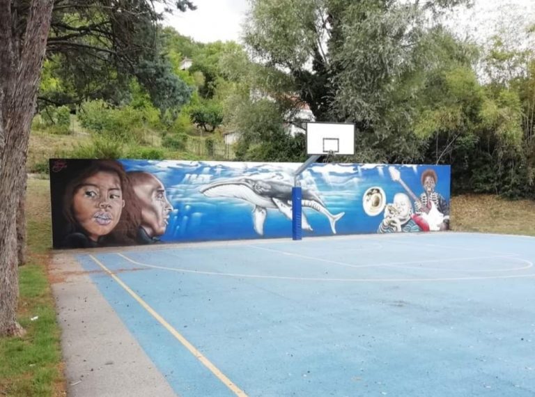 Campetto via Mariani, terminato il murale e ripristinati i canestri