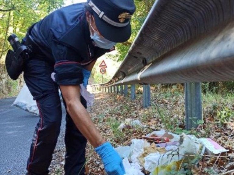 Abbandono incontrollato di rifiuti. Denunciate due persone dai Carabinieri