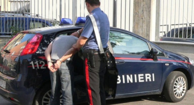 Mentre è ai domiciliari per falso ed evasione commette furti e ricettazione. Trasferito in Carcere