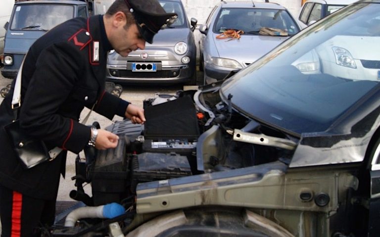 Vendono un’auto all’insaputa del proprietario. Carabinieri denunciano per truffa i titolari di una concessionaria