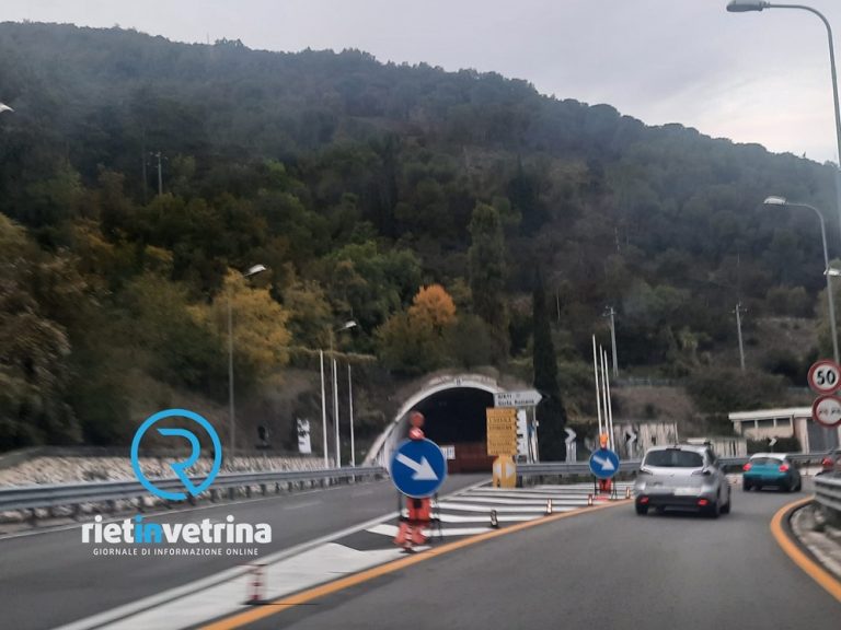 Completamente al buio la galleria Colle Giardino direzione Rieti