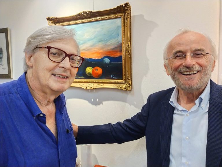 Gianni Turina dona a Vittorio Sgarbi il Catalogo Artisti della Solidarietà per Amatrice