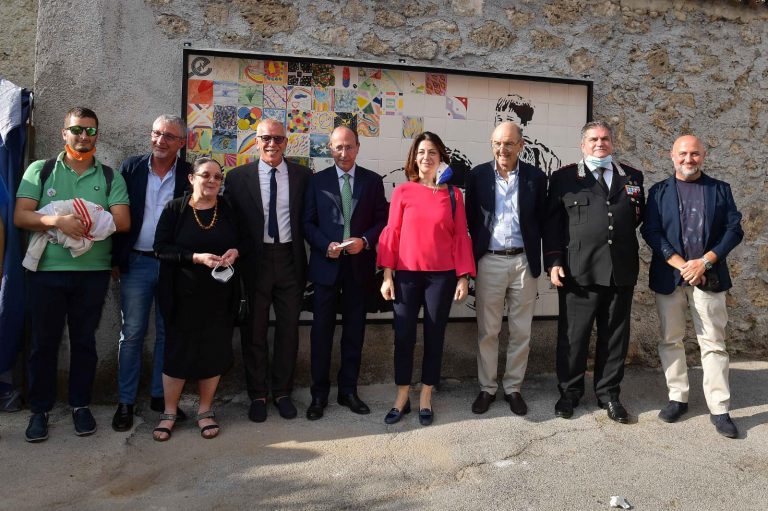 Inaugurato il murale-mosaico di via delle Stelle: “Segno di comunità”