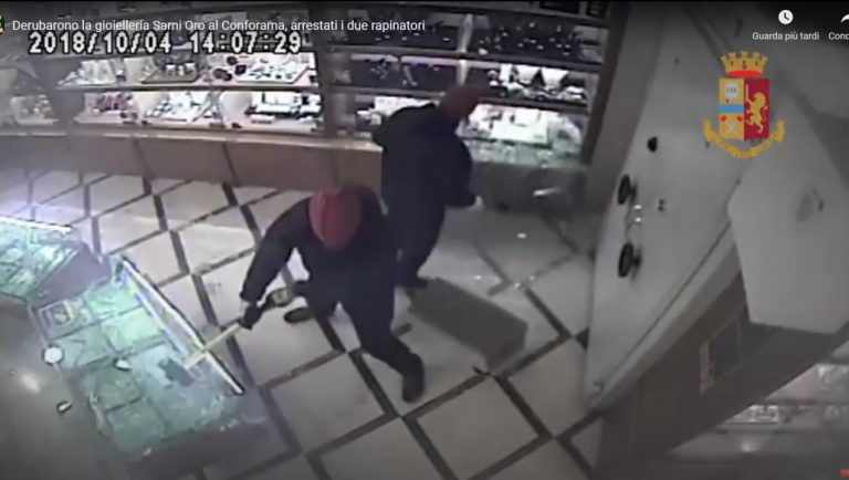 VIDEO – Le riprese della rapina alla gioielleria del Conforama